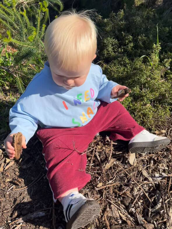 I NEED SNACKS TEE - WHITE