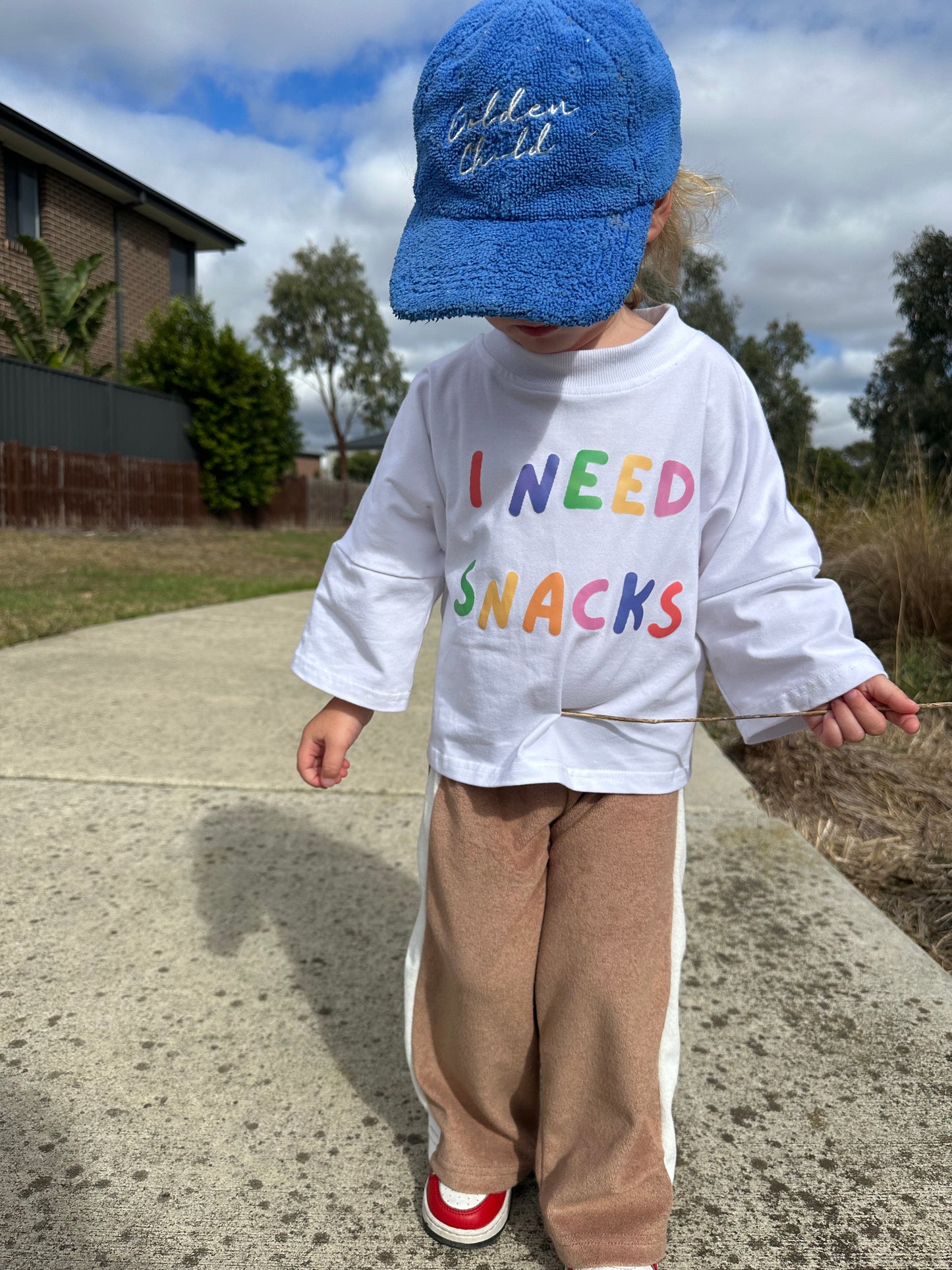 I NEED SNACKS TEE - WHITE