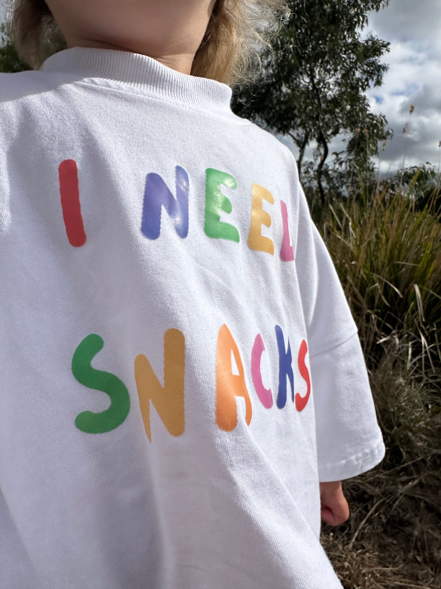 I NEED SNACKS TEE - WHITE