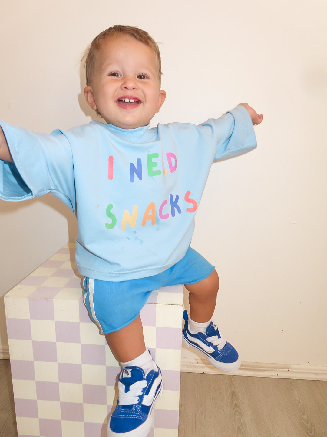 I NEED SNACKS TEE - WHITE